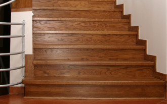 Kiedy wykonać schody betonowe, a może warto zastosować schody drewniane?