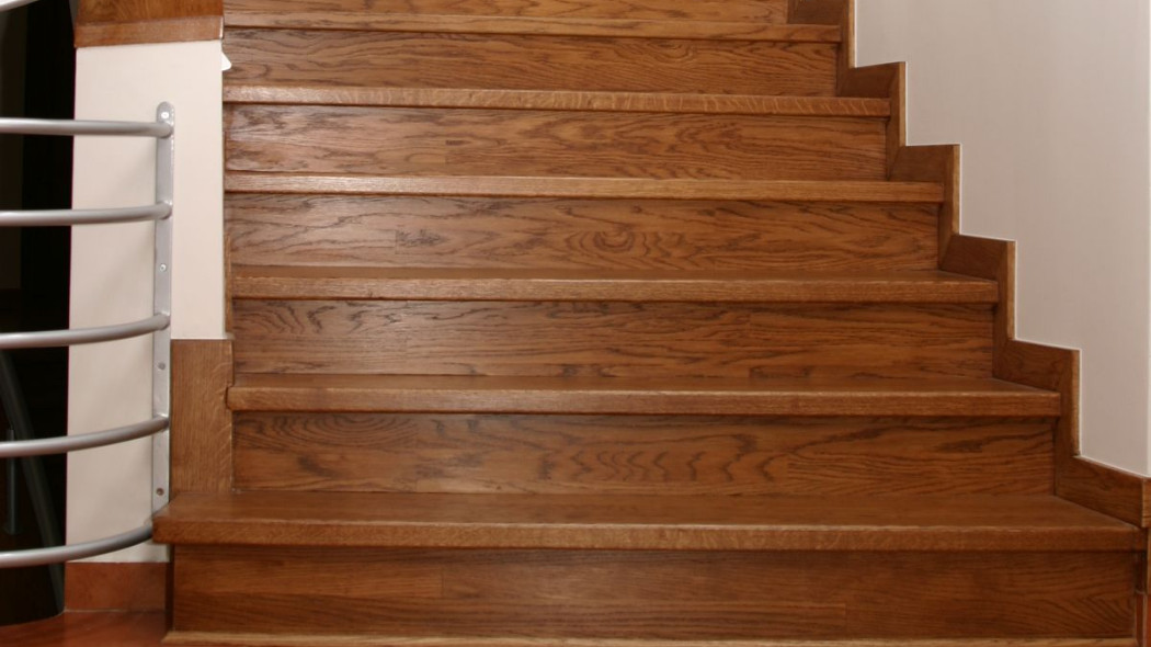 Kiedy wykonać schody betonowe, a może warto zastosować schody drewniane?