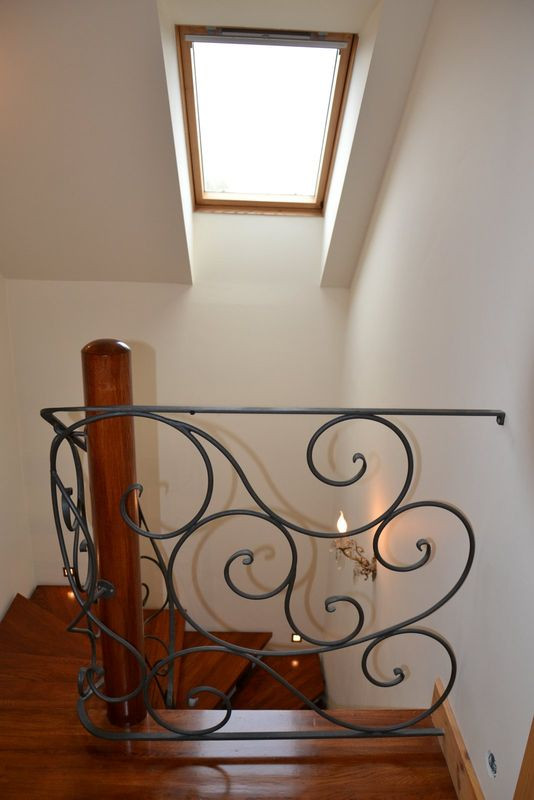 Klatkę schodową oświetla połaciowe okno, a same schody - kilka punktów LED-owych na ścianach