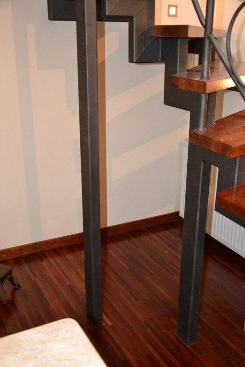 Żeby schody nie drgały, konstrukcję wsparto również na dwóch pionowych belkach