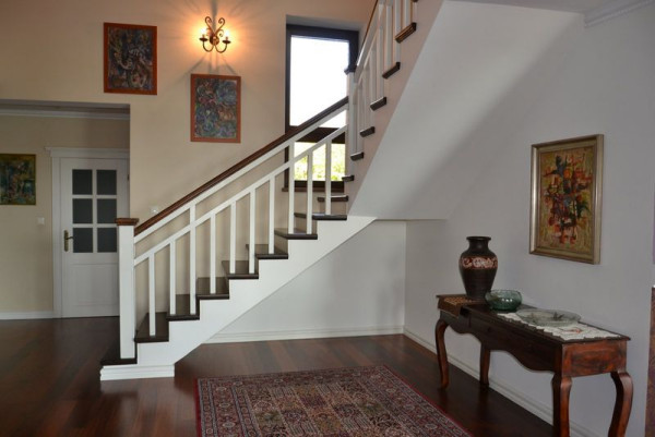 Łamane schody zabierają mniej miejsca w holu, niż zaprojektowane wcześniej trójbiegowe