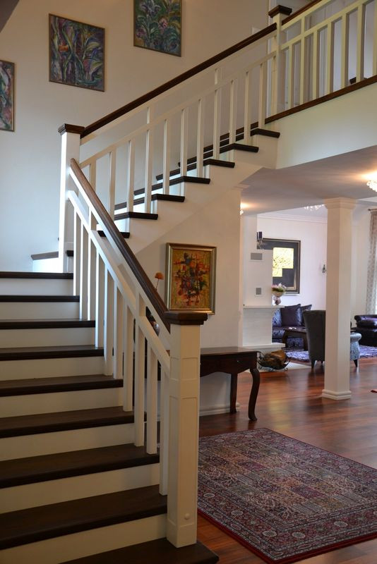 Łamane schody ze spocznikiem znajdują się w reprezentacyjnym holu na parterze