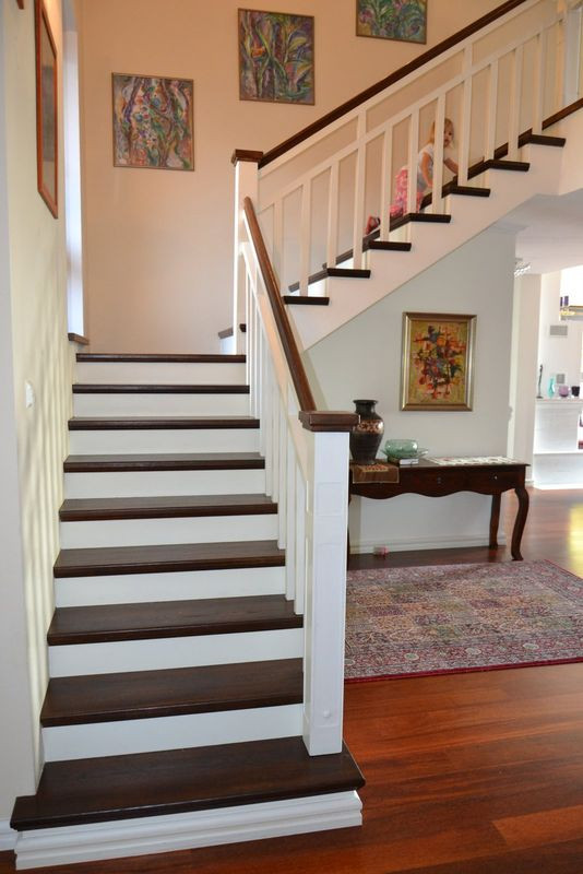 Biegi żelbetowych schodów, wykończonych drewnem, mają szerokość 1 m