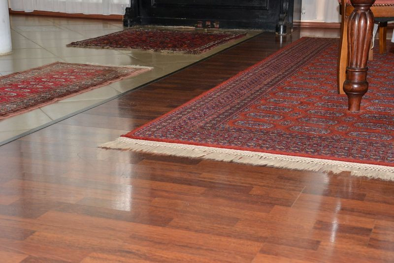 W salonie i w jadalni ułożono laminowane panele imitujące drewno egzotyczne, na traktach komunikacyjnych jasny gres