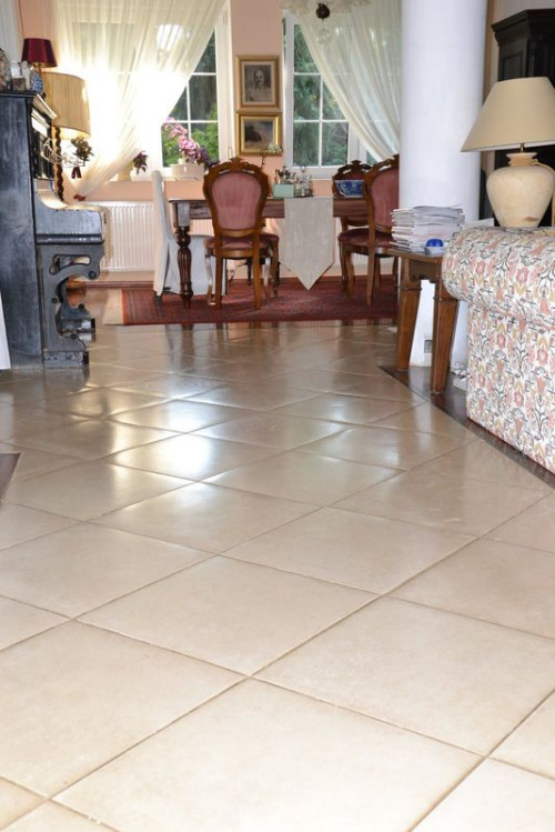 Duże płyty matowego gresu sprawdziły się na ciągach komunikacyjnych