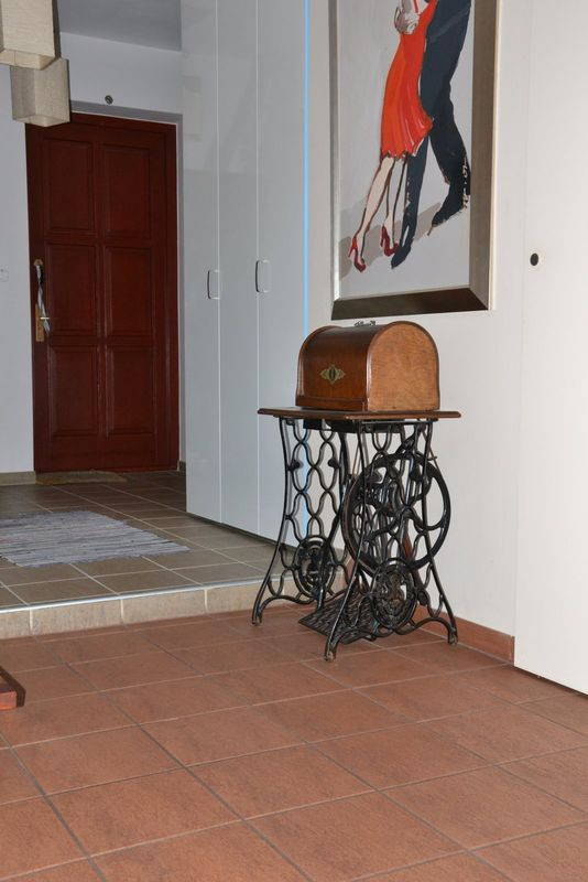 Płyty gresu w kolorze klinkieru ułożono w salonie i na tarasie