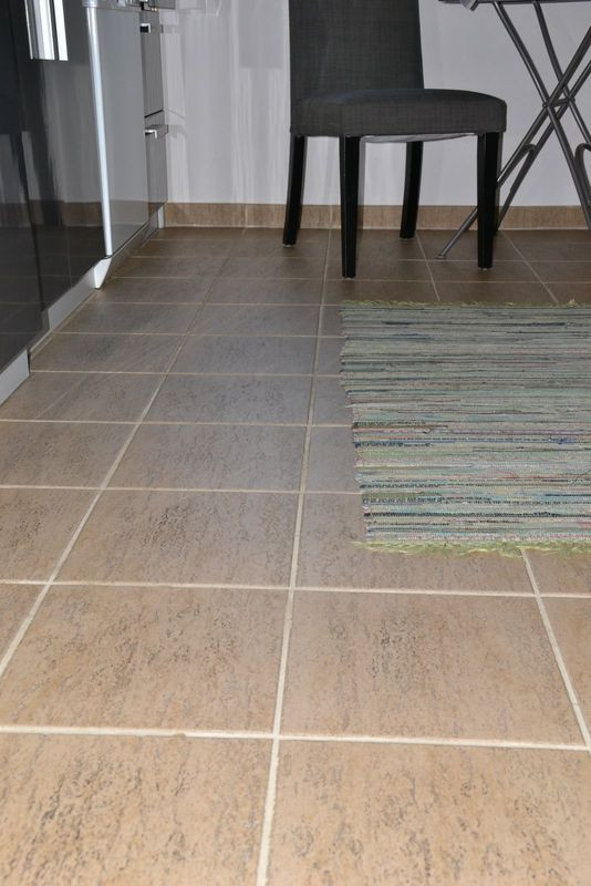 Płyty gresu Travertino w kuchni, korytarzu i łazience