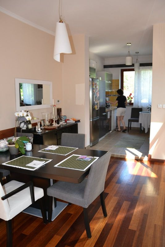 Jadalnia. Deski z drewna egzotycznego mają różne odcienie