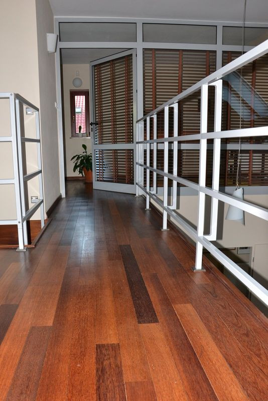 Drewno kempas ułożono na całym poddaszu (zdaje egzamin również w łazience)