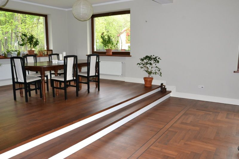 W jadalni klepka ułożona jak pokład, w salonie - ozdobny kaseton