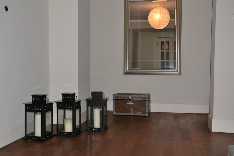 Wokół posadzek - wysokie drewniane cokoły w białym kolorze