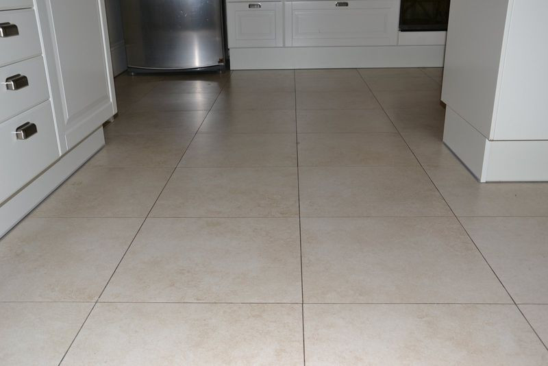 Płyty włoskiego matowego gresu ułożono z fugą 1 mm w kuchni i w wiatrołapie