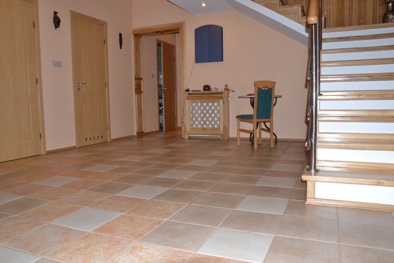 W holu płyty gresu mają kilka odcieni beżu - posadzka nie wydaje się zbyt jednolita