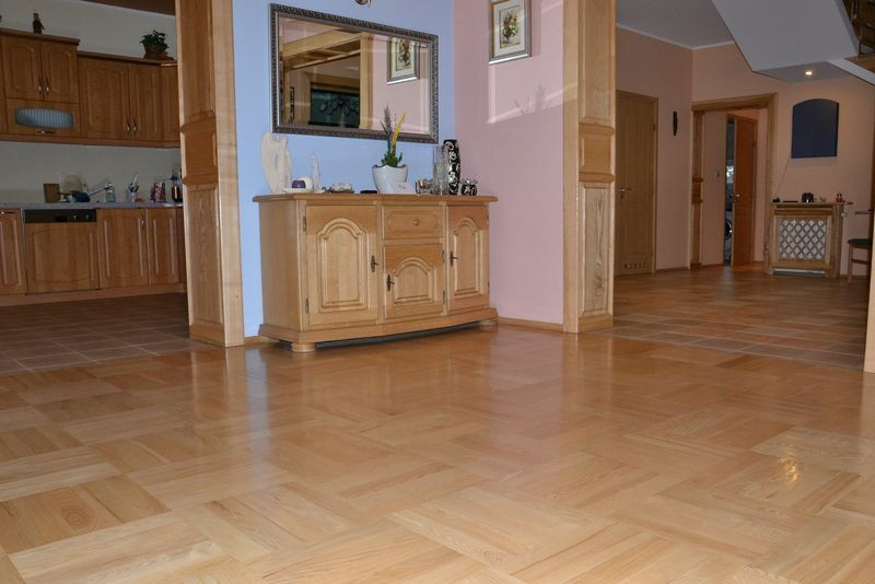 Parkiet z jesionu ułożono we wzór koszykowy