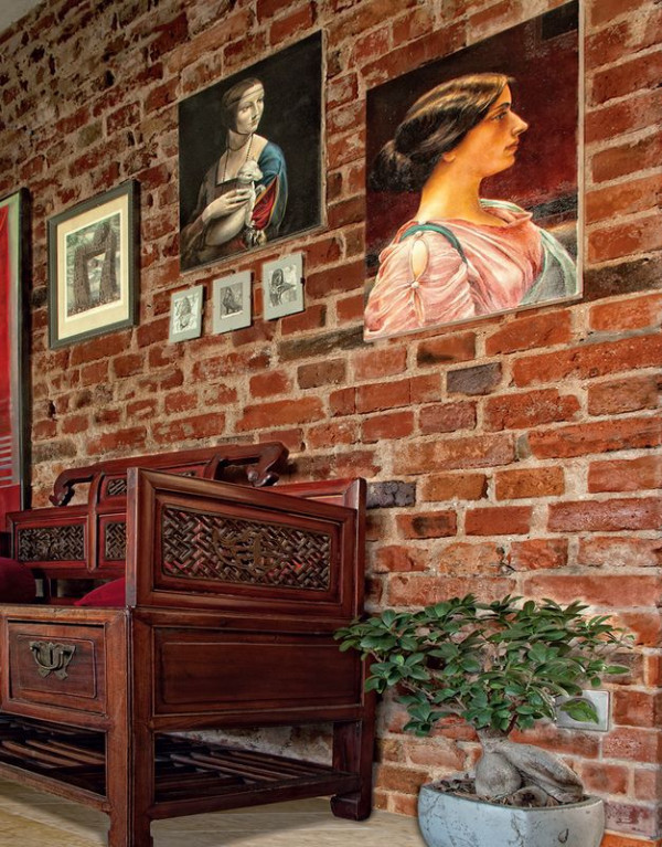 Ceglana ściana stanowi doskonałe tło dla obrazów