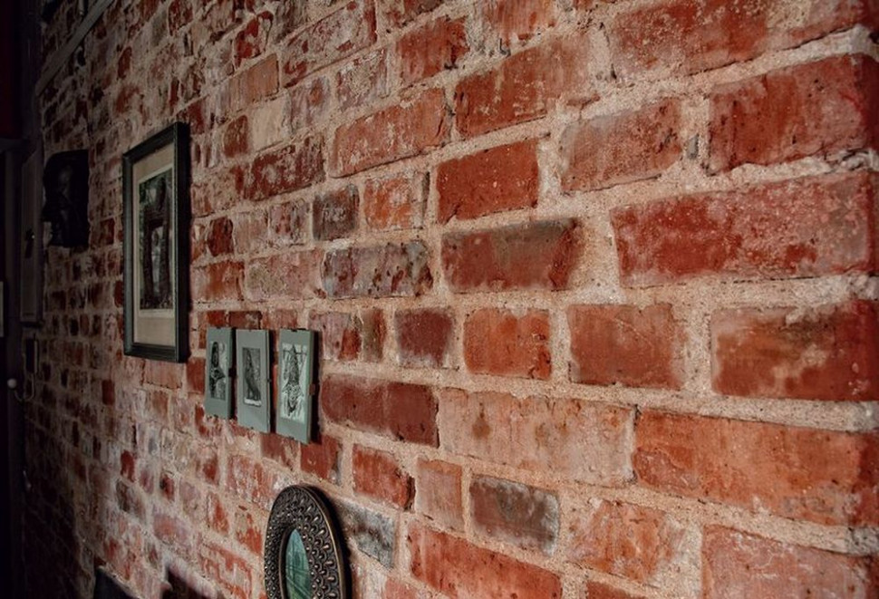 Ceglana ściana: Zależało nam na tym, by nie uszkodzić cegieł, dlatego tynk skuwaliśmy ręcznie