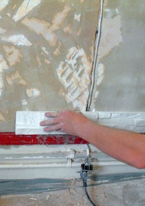 Zamontowanie listwy roboczej wyznaczającej pierwszy poziom płytek