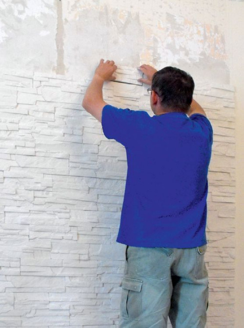 Przyklejanie kolejnych płytek