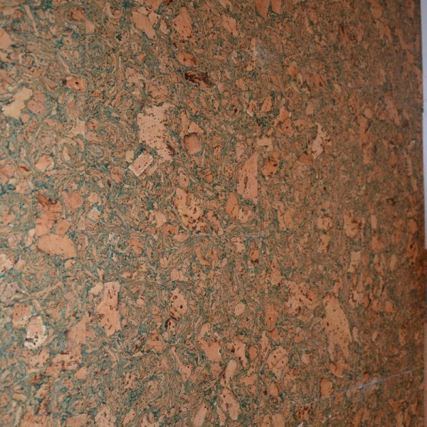 Płyty z barwionego korka (30 x 60 cm) układano na specjalny klej