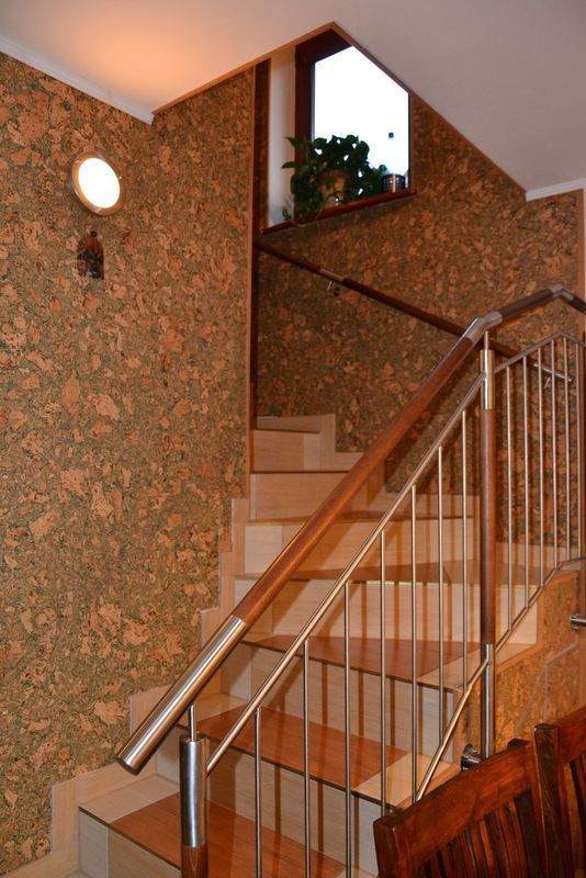 Okładzina z korka wygłuszyła pomieszczenia sąsiadujące z klatką schodową