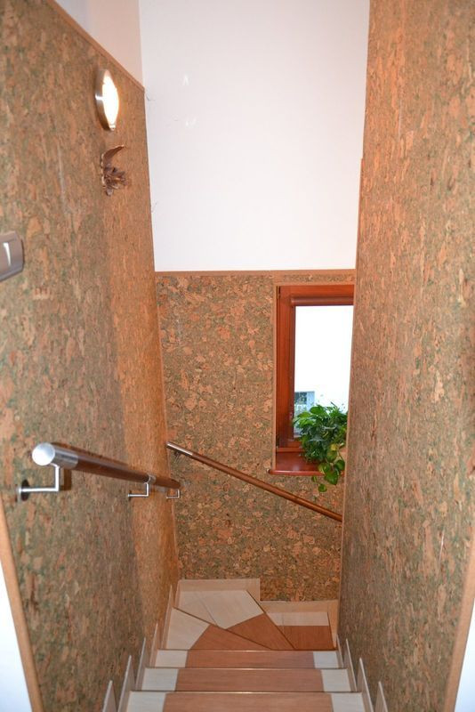 Na antystatycznej ścianie z korka nie ma kurzu i nie widać na niej brudu