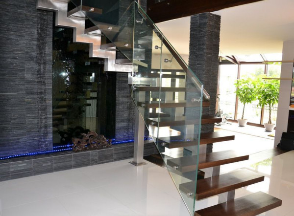 Ściana wodna - czarną kamienną okładzinę oraz czarne lustro oświetlają kolorowe LED-y