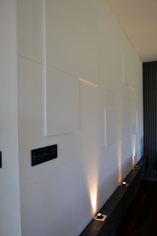 Płyty gipsowe Loft w salonie są podświetlone od dołu lampami LED