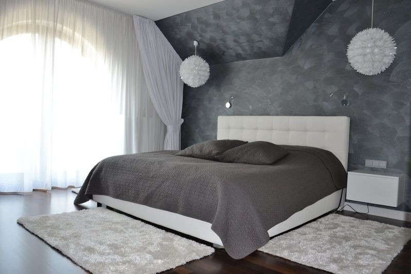 Krzywizny na ścianach uniemożliwiły ułożenie sztywnych tapet winylowych z wypukłościami z masy perłowej. Łóżko miało pierwotnie stanąć na podeście