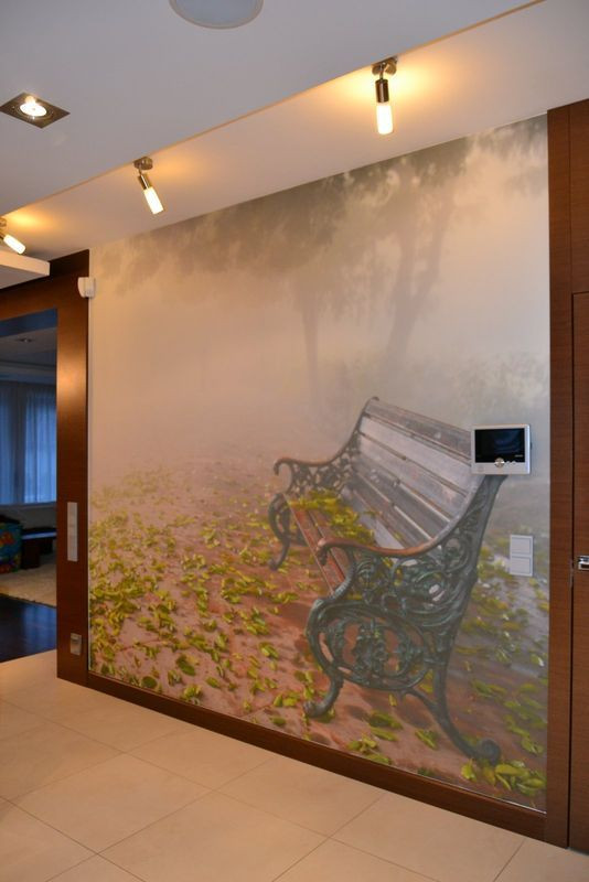 Fototapeta w kuchni zajmuje całą ścianę i jest oświetlona