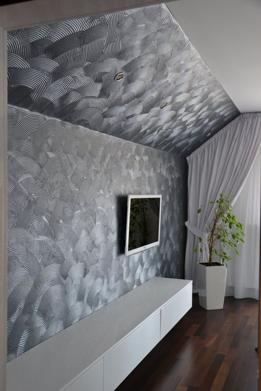 Sypialnia. Zacierany tynk z masy gipsowej nadawał się do wykończenia ukośnej ściany