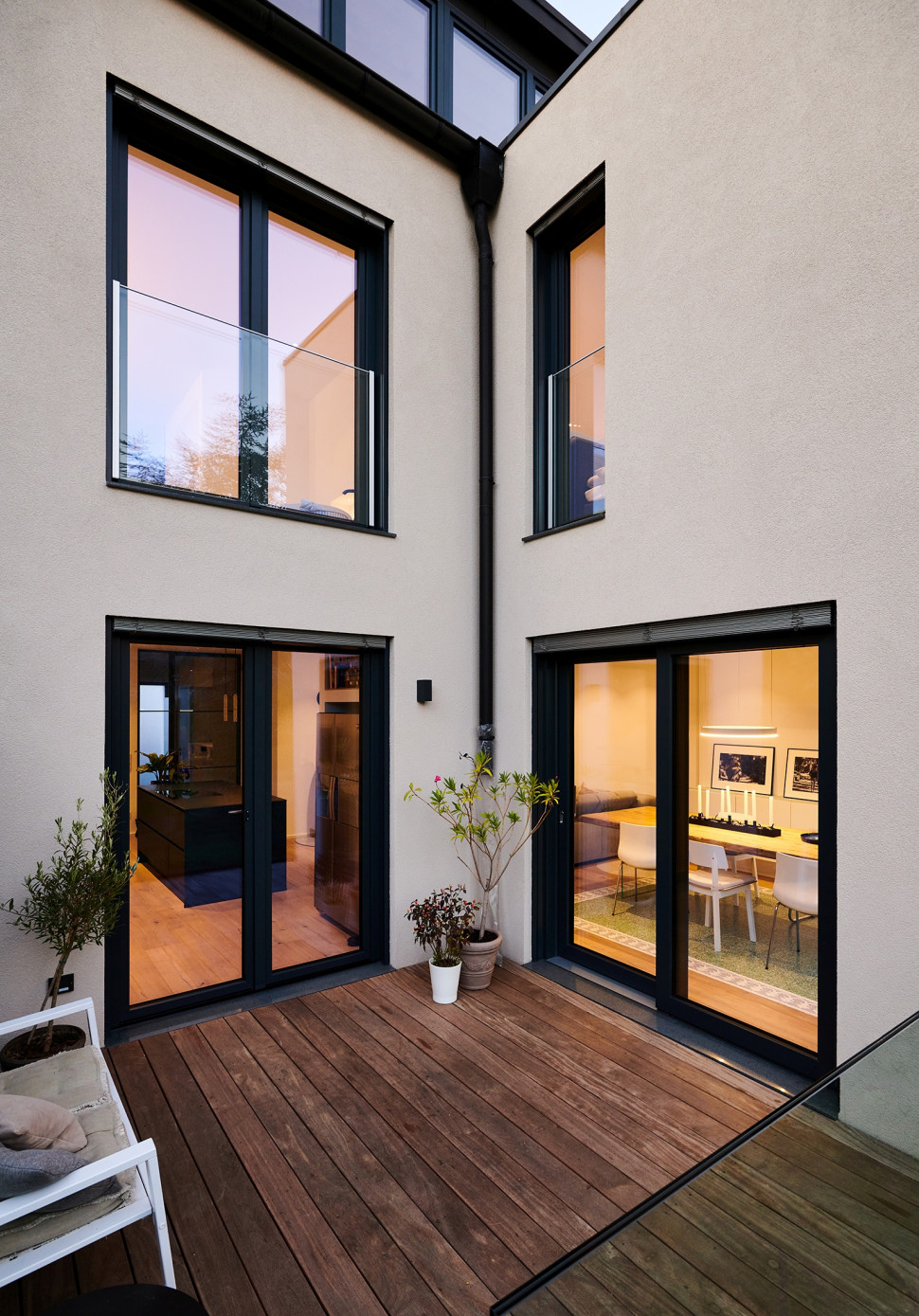 W celach bezpieczeństwa portfenetr musi być wyposażony w odpowiednią balustradę.