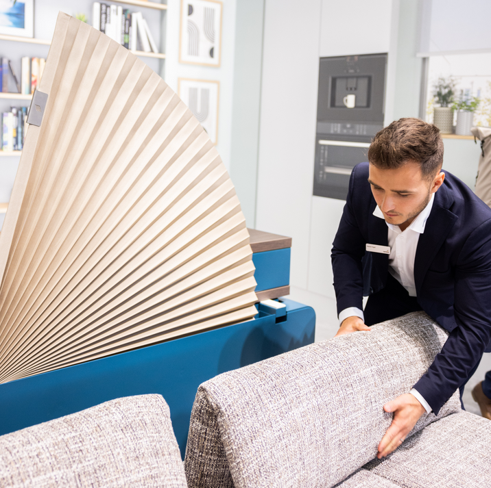 Pokaz systemów okuć do mebli tapicerowanych na targach interzum.
