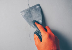 Naprawa pęknięć i ubytków w Twoim domu - jak stosować akryl szpachlowy?