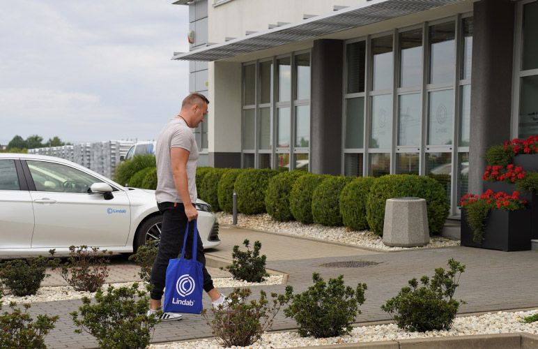 Lindab wspiera tę inicjatywę, oferując swoim pracownikom, klientom i partnerom biznesowym torby z materiału.