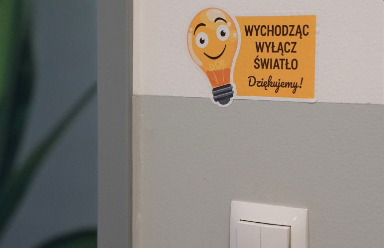 Naklejki przypominające o oszczędzaniu energii