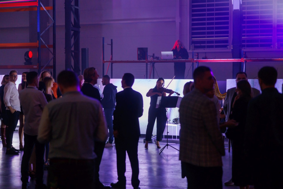 Goście wysłuchali nastrojowych brzmień harfy i skrzypiec, którym towarzyszył live act z udziałem DJ’a. 