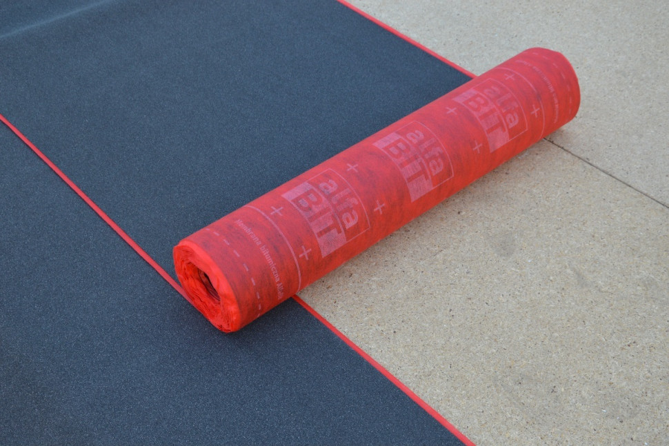 Membrana bitumiczna Alfabit ST na płytach drewnopochodnych OSB lub MFP. fot. Izolacja – Jarocin