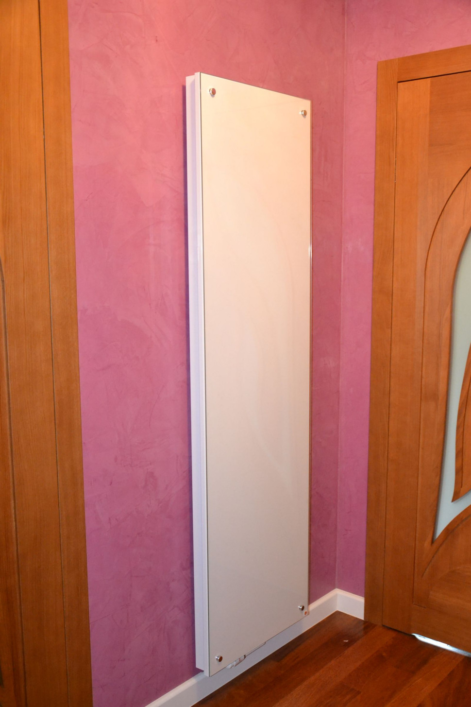 Pod szybą na korpusie grzejnika można umieścić plakat, zdjęcie