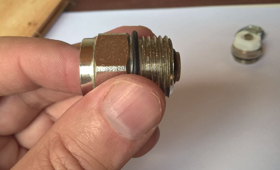 Zawór stopowy samoczynnie zamyka się po wykręceniu odpowietrznika automatycznego