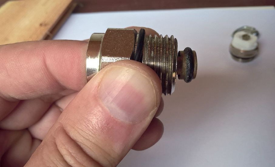 Zawór stopowy otworzy się pod wpływem nacisku wywieranego przez trzpień wkręconego odpowietrznika