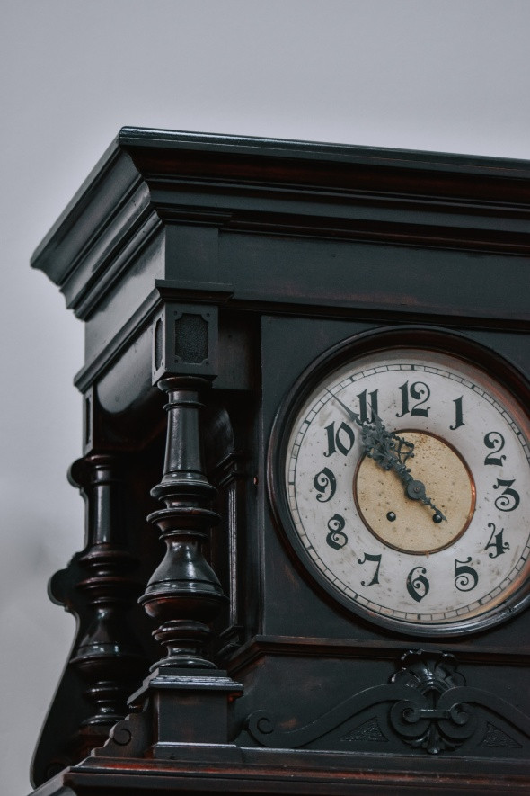 W stylu eklektycznym można wykorzystywać akcesoria vintage, np. efektowny, pamiątkowy zegar.