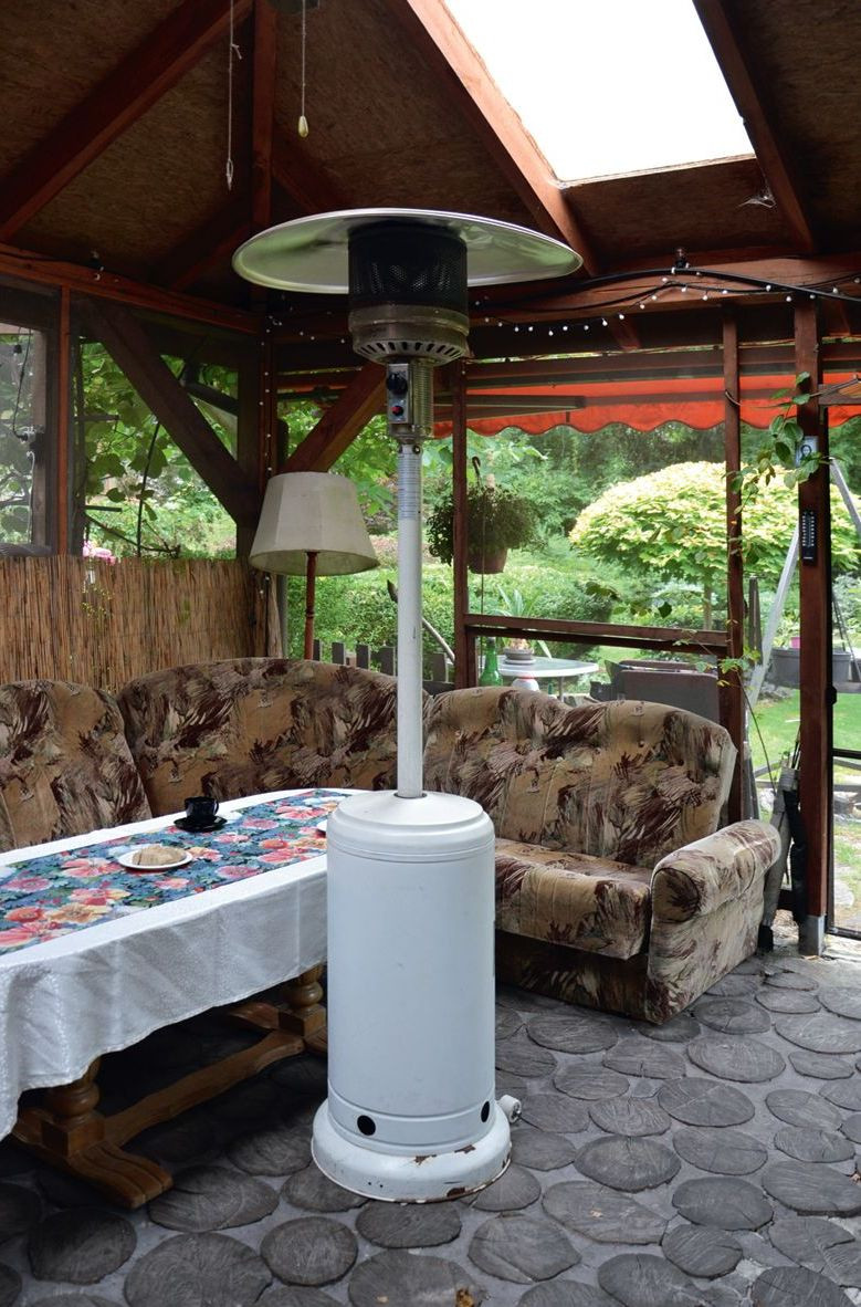 Wnętrze altany ogrzewanej gazowym promiennikiem ciepła