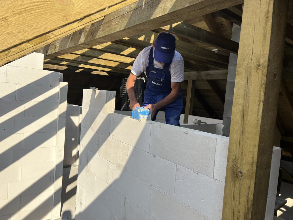 Do murowania ścian w systemie SOLBET można stosować zaprawę do cienkich spoin