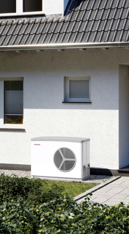 Pompa ciepa powietrze-woda Stiebel Eltron na zewnątrz budynku mieszkalnego