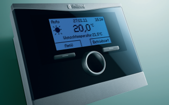 Co różni działanie sterowników pokojowych i pogodowych?