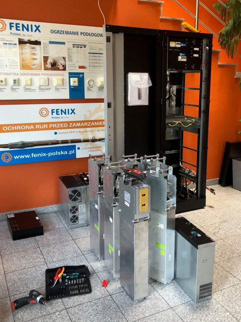 Bateria gromadzi energię generowaną przez instalację fotowoltaiczną zlokalizowaną na dachu