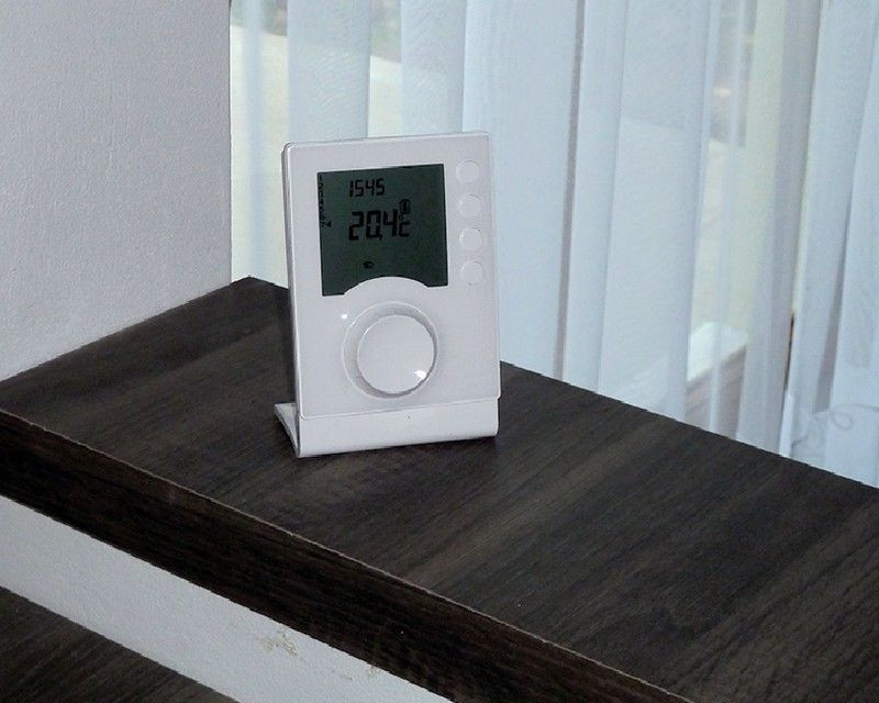 Bezprzewodowy termostat pokojowy sterujący pracą kotła