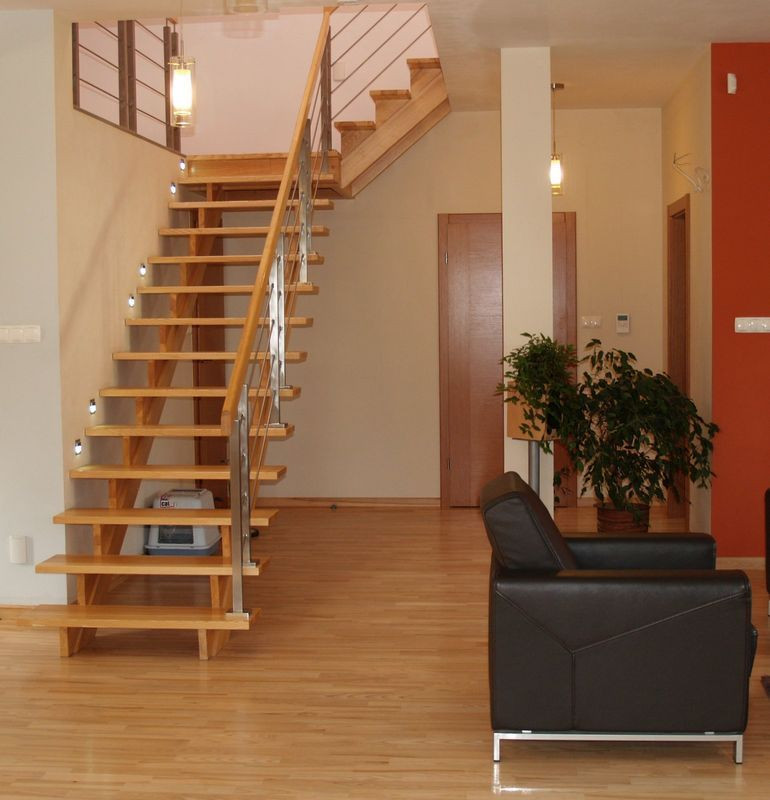 Sterownik pokojowy znajduje się na ścianie pod antresolą, daleko od kominka