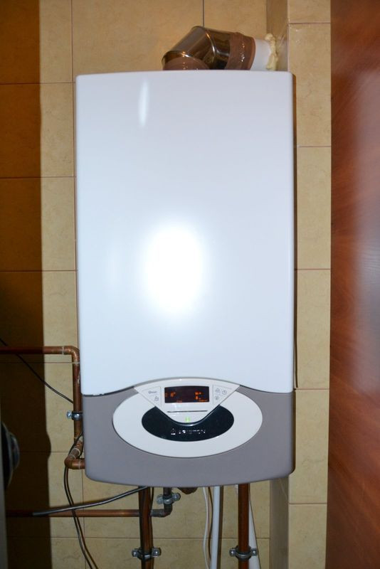 Zgrabny wiszący kocioł gazowy nie zajął dużo miejsca w małej kotłowni (6 m2)