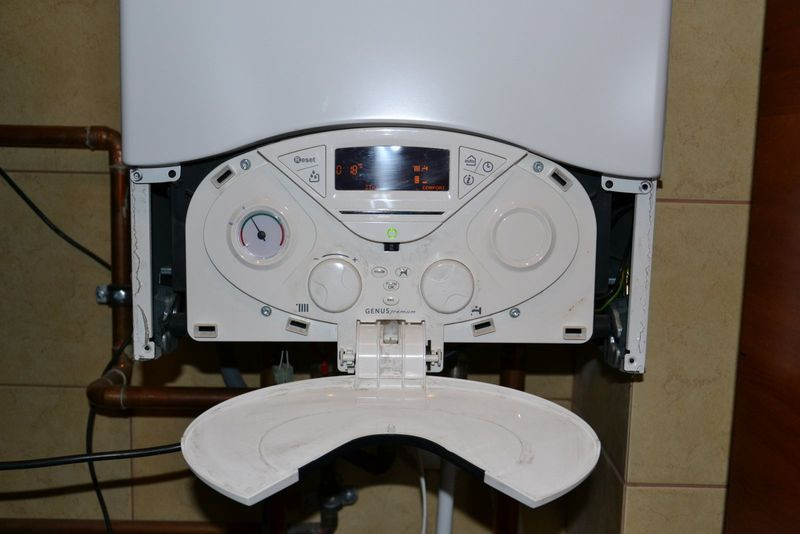 Rozbudowany panel sterujący na kotle kondensacyjnym